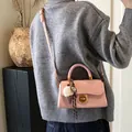 Roze suède mini-schoudertas met gouden hardware en schattige ijsje-hanger - 21.5*7*12 / Met Hanger / Roze