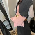 Rosa Plüschtasche in Sternform mit gelbem Stern-Abzeichen für modische Winteroutfits - Rosa