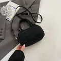 Borsa bowling nera testurizzata con lettere a rilievo, doppi manici e dettagli oro - Senza Ciondolo / Nero