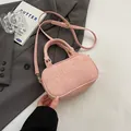Elegante borsa bowling rosa con tracolla regolabile e scritta in rilievo alla moda - Senza Ciondolo / Rosa