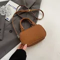Mini borsa bowling marrone in pelle opaca con logo MAUDAI BEAR in rilievo e hardware oro - Senza Ciondolo / Marrone