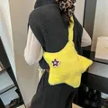Borsa a tracolla in peluche giallo a forma di stella in finta pelliccia con patch rosa - Giallo