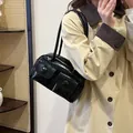 Bolso de hombro negro brillante con múltiples bolsillos y gabardina color beige - Negro sin Colgante