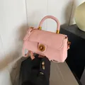 Roze minimalistische crossbody handtas met rond handvat en gouden details in leer - 21.5*7*12 / Zonder hanger / Roze