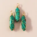 Drie malachiet zeshoekige hangers met gouden draadwikkeling en ophanglussen - Groen