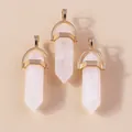 Gedetailleerd overzicht van zeshoekige rozenkwarts hangers met elegante gouden metalen sluitingen - Goud Roze
