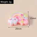 Dettaglio del charm in resina arcobaleno e nuvola con sorriso con misure 20mm x 15mm - Rosa