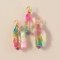 Detail van zeshoekige kristallen regenbooghangers met gouden draad voor DIY-halskettingen - Kleurrijk