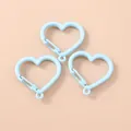 Dettaglio di moschettoni a molla a forma di cuore in blu chiaro opaco con occhielli - Blu