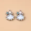 Makro-Detail von Muschelanhängern mit Perlen und Strass für DIY Meeres-Schmuckherstellung - Silber-Blau
