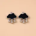 Dettaglio macro di ciondoli a forma di nuvola d'argento con smalto nero e tre gocce sospese - 5 Pezzi/Confezione / Nero argento