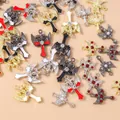 Detailaufnahme von Kreuz-Flügel-Anhängern mit Strass und bunter Öl-Tropf-Technik für DIY - 5 Stück/Packung / Mehrfarbig