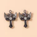 Detail eines gotischen Kreuzflügel-Anhängers mit Gunmetal-Finish und glänzendem Strass - 5 Stück/Packung / Schwarz