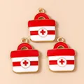 Set van drie emaille hangers in de vorm van een EHBO-kit met goudkleurige afwerking - Rood