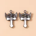 Makroaufnahme von gotischen Kreuz-Flügel-Anhängern mit Strasssteinen und weißem Emaille - 5 Stück/Packung / Schwarz Weiß