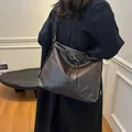 Dunkelbraune Retro-Tasche aus Kunstleder, kombiniert mit minimalistischem schwarzem Outfit - 34*13*30 / Braun