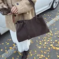 Grande borsa tote in pelle scamosciata marrone scuro con fibbia in stile vintage - 46x25x13cm / Marrone