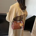 Sac à main Kelly en cuir marron caramel avec pendentif ours et foulard à carreaux - Brun Caramel Avec Pendentif