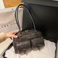 Retro dark grey Boston shoulder bag in distressed leather with double buckle front pockets - Black