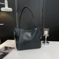 Borsa tote classica in pelle PU nera con manici lunghi e logo TonTon inciso - Senza Ciondolo / Nero