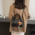 Sac à main Kelly noir élégant avec charm ours en peluche et bandoulière réglable - Noir avec Charme