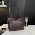 Borsa tote retrò marrone scuro in ecopelle usurata con logo goffrato e spalline sottili - Senza Ciondolo / Marrone
