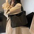 Grande borsa tote nera in nylon con borchie argentate indossata da una modella - 41*16*30 / Nero