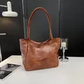 Borsa tote retrò in pelle marrone da donna con design strutturato e tracolle lunghe sottili - Senza Ciondolo / Marrone