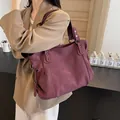 Borsa tote bordeaux scuro con borchie argentate e tracolla larga in stile casual - 41*16*30 / Fucsia