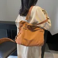 Borsa tote capiente marrone caramello abbinata a un cappotto beige in un ambiente moderno - 41*16*30 / Marrone