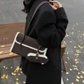 Bolso café oscuro con ribete de sherpa blanco y colgante de mini monedero a juego - Marrón / 29*5*18