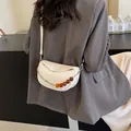 Bolso nube blanco roto en forma de media luna con cadena plateada y cuentas ámbar - 20cmx9cmx12cm / Blanco