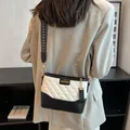 Gewatteerde crossbodytas in zwart-wit leer met een brede geometrische schouderriem - Off-wit