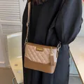 Beige en bruine gewatteerde emmertas met brede jacquard geweven schouderriem - Khaki