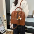 Zaino vintage in ecopelle marrone caramello con spallacci regolabili e piccoli ciondoli - 31*11*25 / Marrone Con Ciondolo