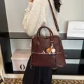 Zaino retrò in ecopelle marrone scuro con ciondolo da baseball indossato dalla modella - 31*11*25 / Rosso Ancora con Ciondolo