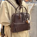 Zaino retrò in pelle marrone scuro per donna con ciondolo da baseball e cordoncino - 31*11*25 / Caffè Con Pendaglio