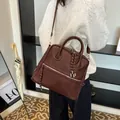 Cartella vintage in pelle marrone con tirazip intrecciato e tracolla regolabile - 31*11*25 / Rosso Ankara (Senza Ciondolo)