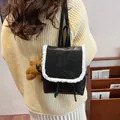 Schwarzer Mini-Lederrucksack mit weißem Plüschbesatz und braunem Bären-Anhänger - 18*8*20cm / Schwarz