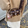 Bolso cilíndrico retro de tweed marrón con ribete de cuero y dije de osito - Marrón