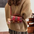 Bolso bandolera de cuadros rojos con solapa de cuero y colgante de osito - Rojo
