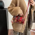 Minibolso de tweed a cuadros rojos con correas de cuero y un colgante de oso suave - Rojo con Colgante