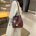 Sac seau bordeaux foncé en similicuir texturé avec chaîne dorée et fermeture à cordon - Bucket Bag And Small Pouch / Marron