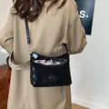 Borsa quadrata minimalista in pelle verniciata nera con placca in metallo e tracolla - Stile Lucido / Nero