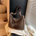 Bolso tote de lana a cuadros marrones con parches de manzana y correas de cuero - Marrón