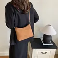 Borsa a spalla marrone in pelle opaca con design minimalista vintage e placca logo - Stile Scamosciato Opaco / Marrone