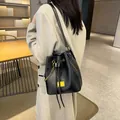 Sac seau chic en cuir verni noir avec cordon de serrage, chaîne dorée et bandoulière - Bucket Bag And Small Pouch / Noir