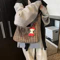 Bolso de hombro retro de lana con cuadros marrones y colgante de manzana de peluche suave - Marrón con Colgante