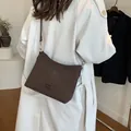 Borsa a tracolla retrò marrone scuro opaca con tracolla regolabile e targhetta logo - Stile Scamosciato Opaco / Caffè Opaco