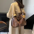 Grande borsa tote retrò marrone scuro in pelle lucida con ciondolo a orsetto - Marrone